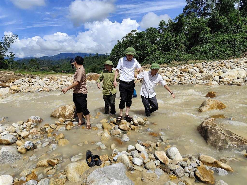 The working group of Que Phong district went to the scene to direct relief work and overcome the consequences of flash floods. Photo: Dinh Duc