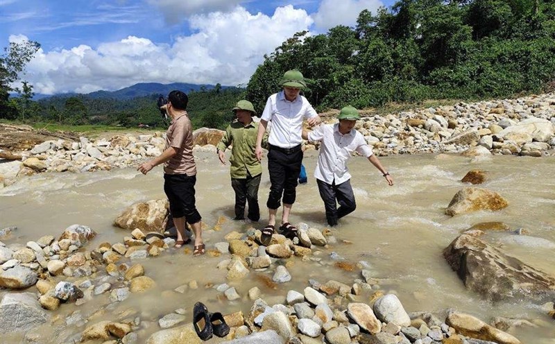 The working group of Que Phong district went to the scene to direct relief work and overcome the consequences of flash floods. Photo: Dinh Duc
