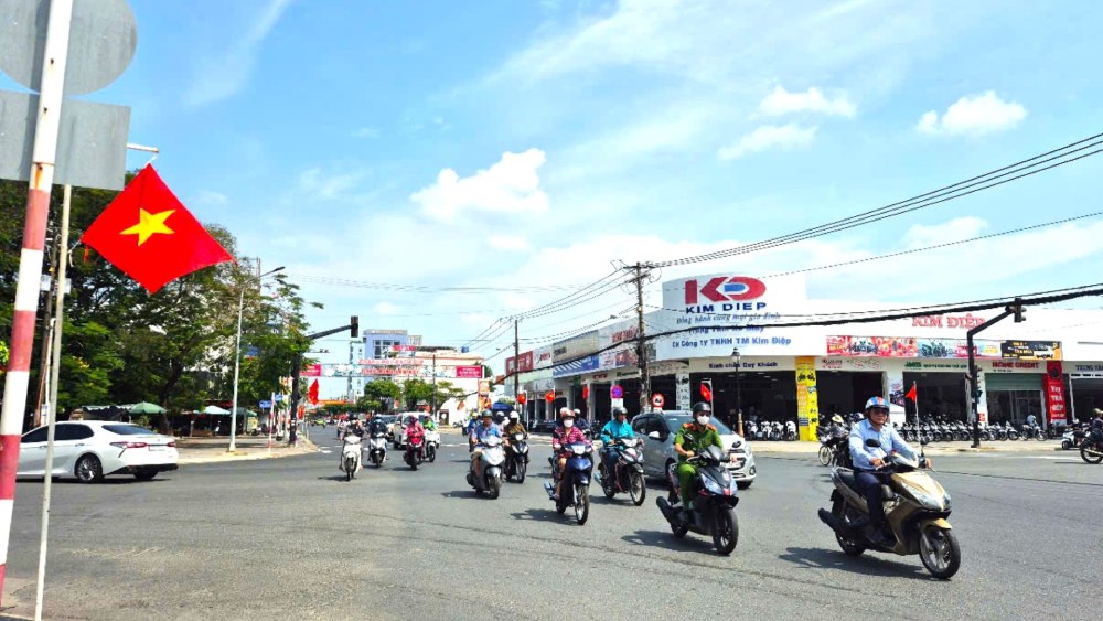 Apply optimal management solutions, replace lighting with energy-saving lights. Photo: Xuan Nhi