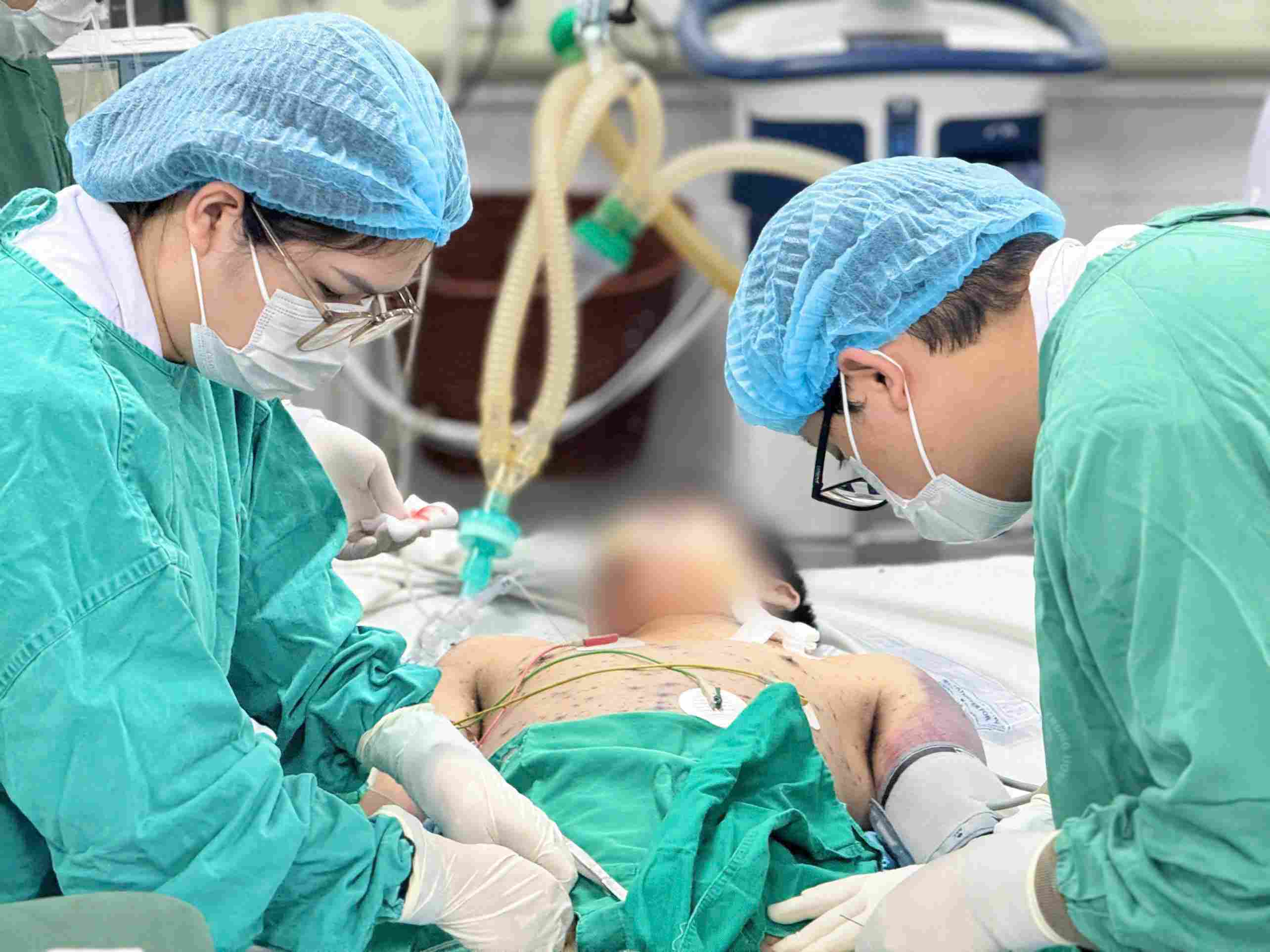 Các bác sĩ cấp cứu cho bệnh nhân mắc thuỷ đậu. Ảnh: Thanh Đặng