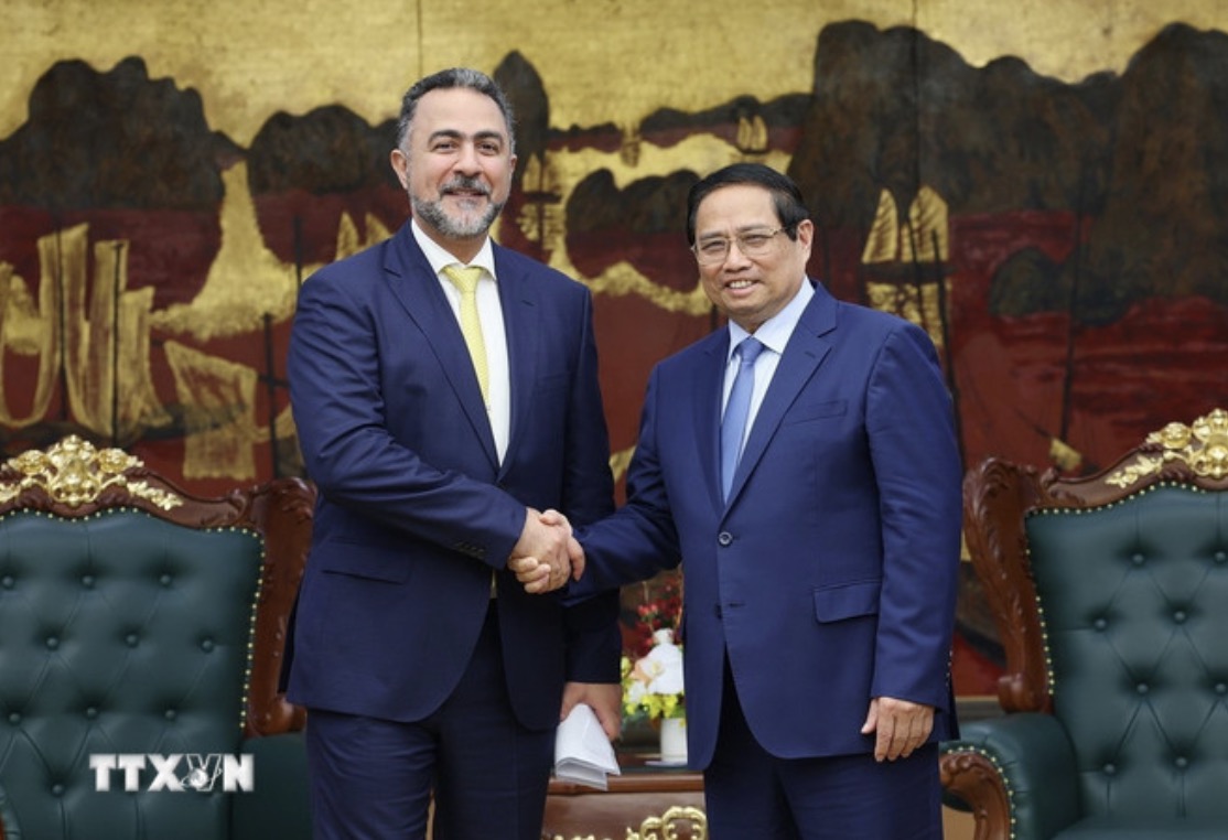 Politburo member and Prime Minister Pham Minh Chinh received Vice President of the Oman National Investment Agency (OIA) Nasser bin Suliman Al Harthy. Photo: VNA