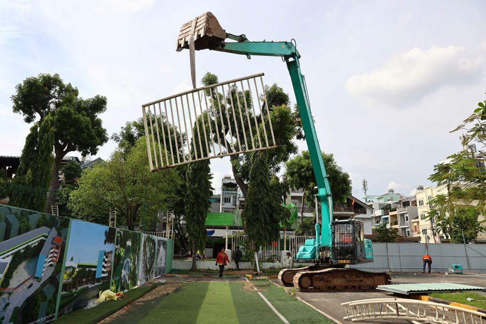 Nha thau trien khai thao do hang rao quanh truong dua de lap rao chan thi cong, voi khoang 20 cong nhan lam viec. Ảnh: Anh Tu  