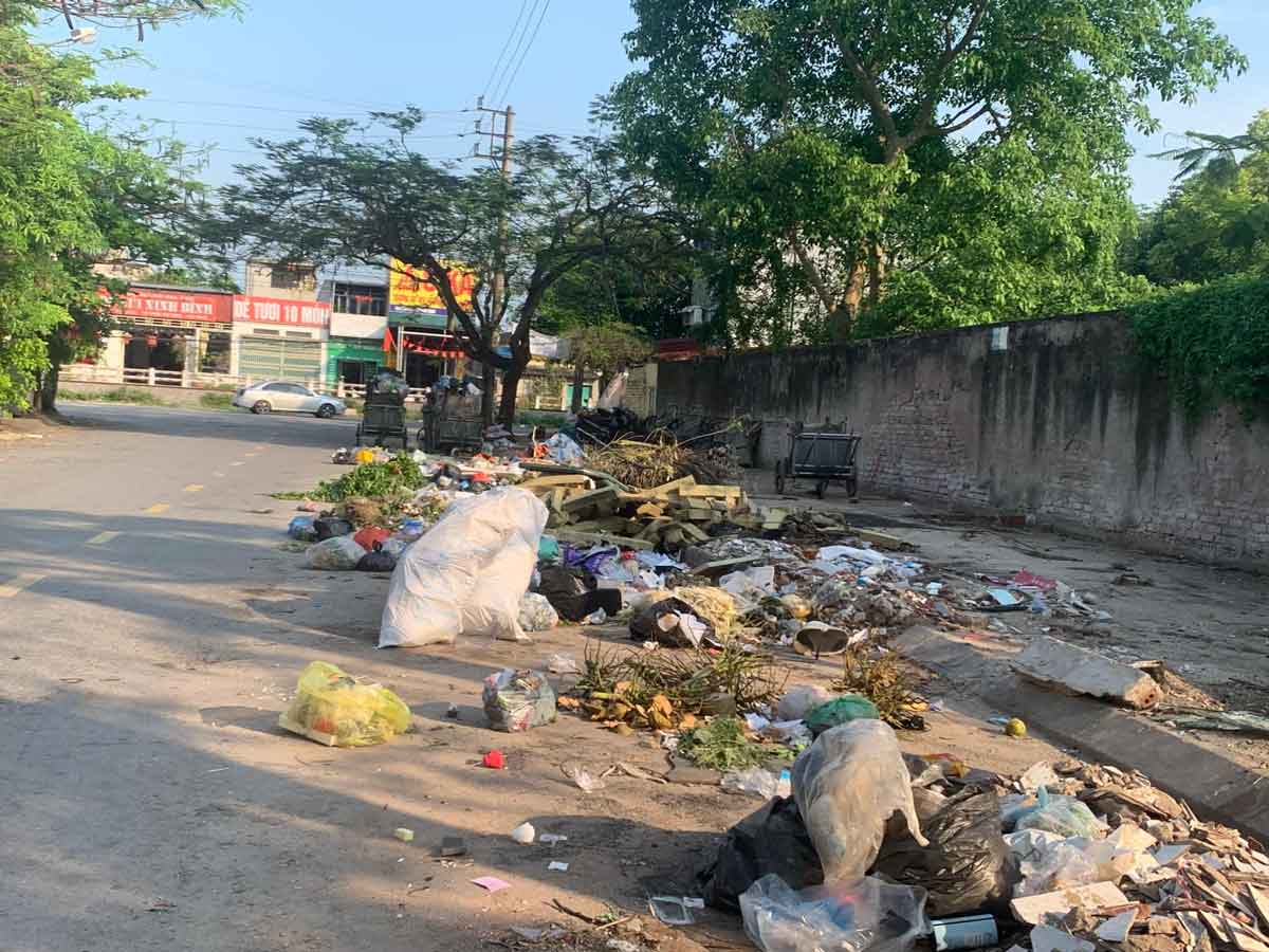 Previously, Lao Dong Newspaper reporters dumped all kinds of waste onto Nguyen The Ruc Street (Nam Dinh City). Photo: Ha Vi