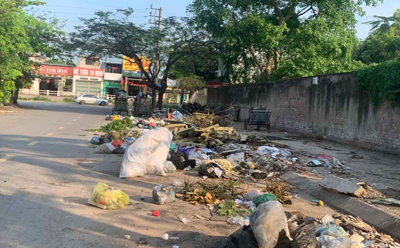 Previously, Lao Dong Newspaper reporters dumped all kinds of waste onto Nguyen The Ruc Street (Nam Dinh City). Photo: Ha Vi