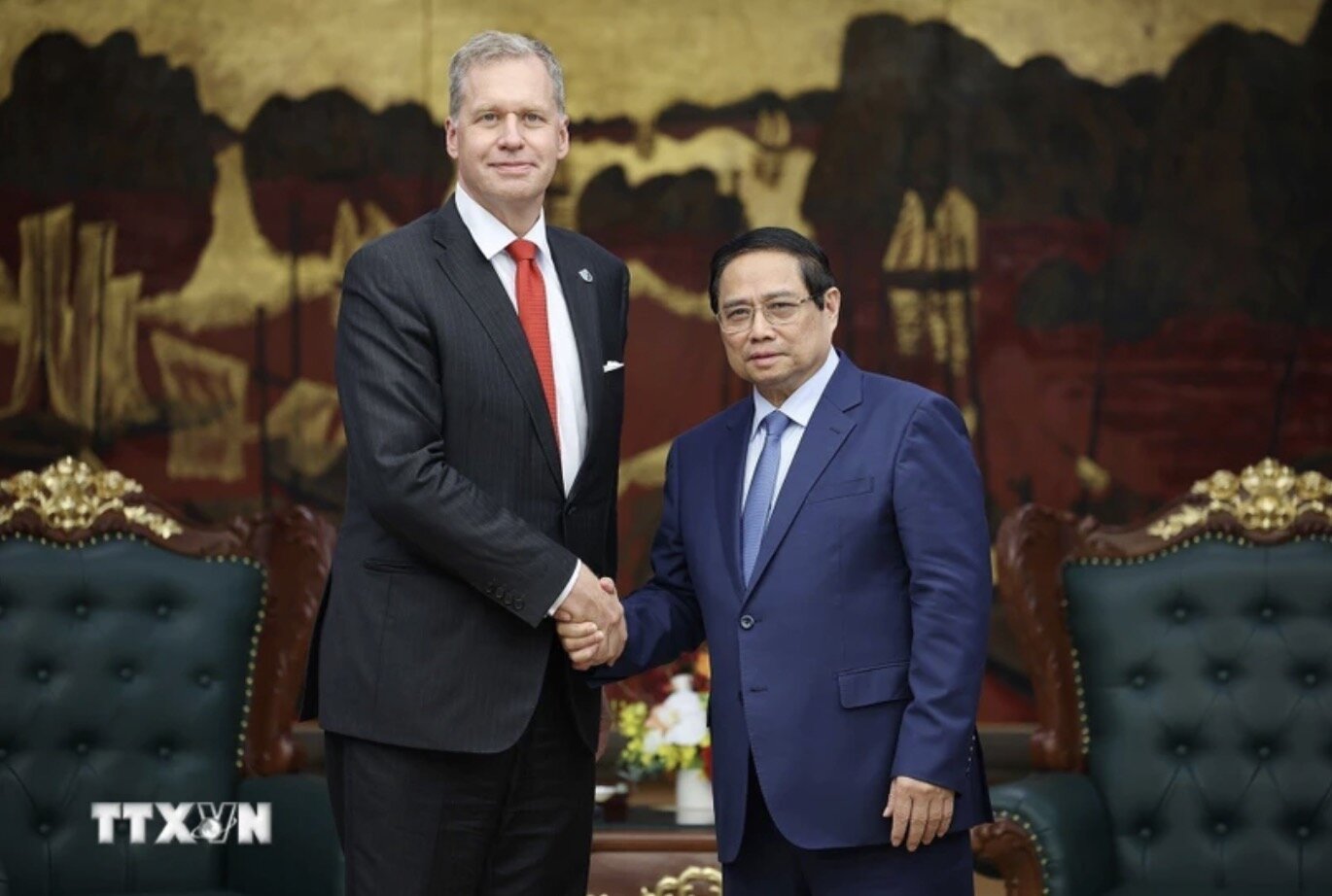 Politburo member and Prime Minister Pham Minh Chinh received Chairman and CEO of Excelerate Energy Group (USA) Steven Kobos. Photo: VNA