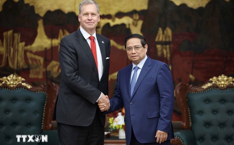 Politburo member and Prime Minister Pham Minh Chinh received Chairman and CEO of Excelerate Energy Group (USA) Steven Kobos. Photo: VNA