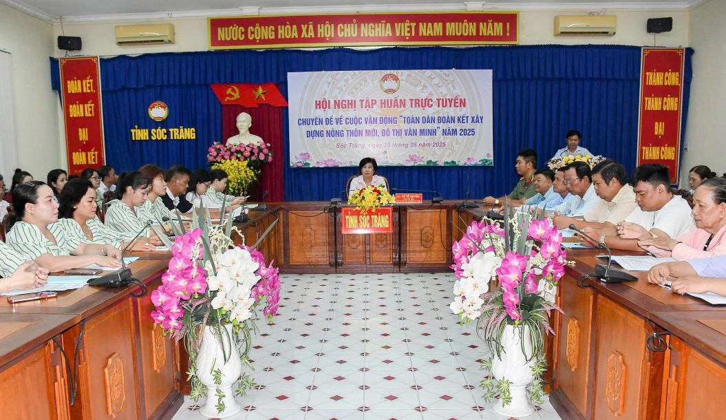 Cac dai bieu tham du tap huan chuyen de ve nong thon moi va do thi van minh. Anh: Hai Ha