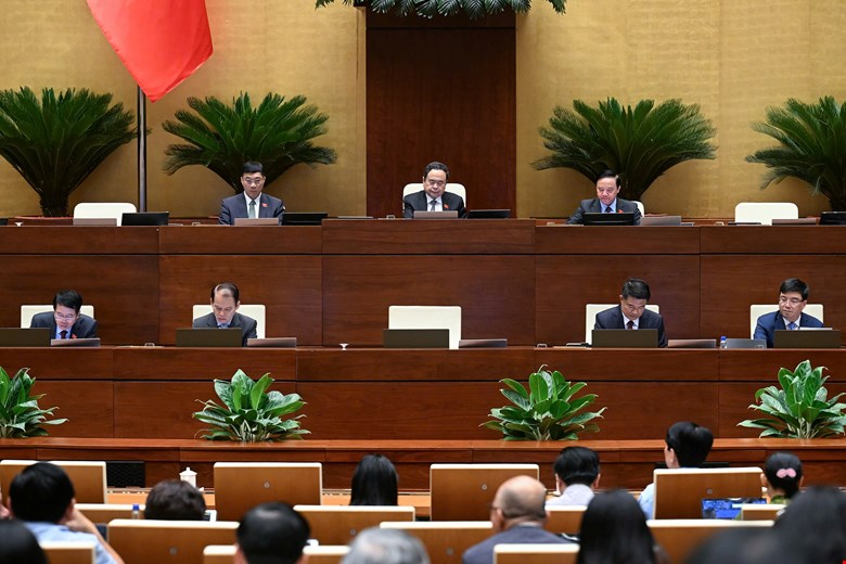 The National Assembly passed a Resolution of the National Assembly on piloting a number of specific mechanisms and policies for social housing development. Photo: Quochoi.vn