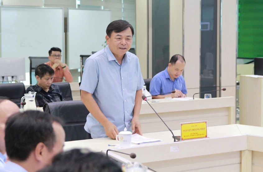 Thu truong Bo Nong nghiep va Moi truong Nguyen Hoang Hiep chu tri cuoc hop ban ve phuong an ung pho truoc tinh hinh mua lu. 