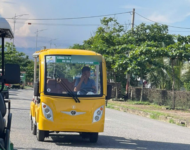 Un automovil electrico de 4 ruedas sin una placa de matricula, ninguna insignia dan la bienvenida a los invitados en Quynh Beach Resort (Nghe AN). Foto: Quang dai