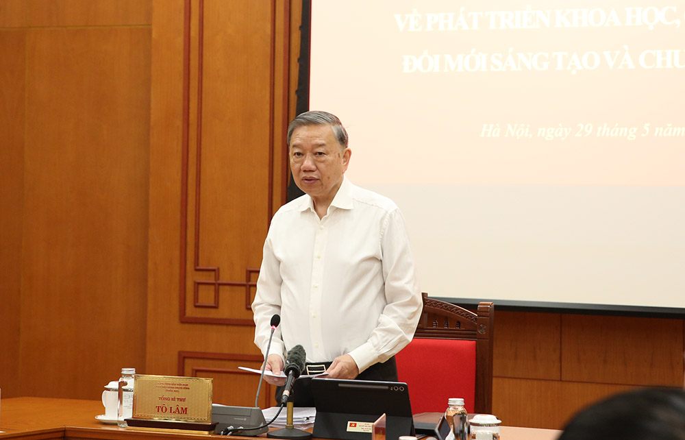 General Secretary To Lam requested the implementation of solutions to make the National Public Service Portal the only platform to serve people and businesses from July 1, 2025. Photo: Tran Vuong