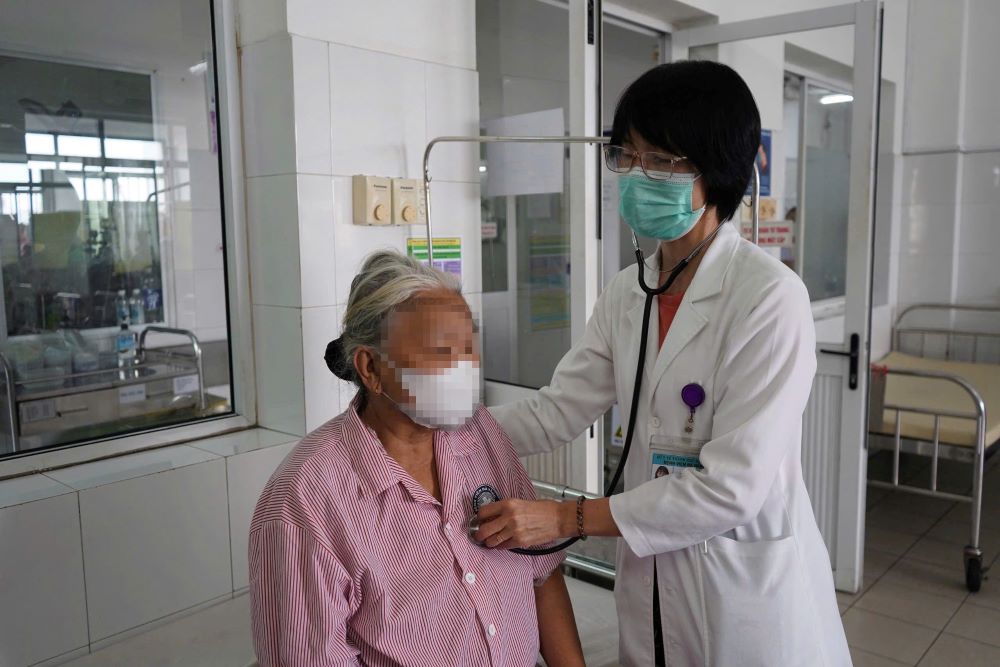 Da Nang Hospital endoscoped and successfully removed a bronchial foreign object from a 69-year-old woman. Photo: Da Nang Hospital