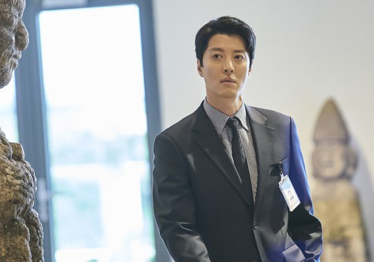 Actor Lee Dong Gun is rumored to have a new lover after the divorce. Photo: Leverage film producer.