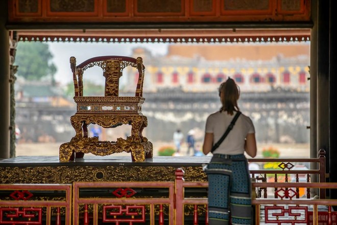 The restored golden throne displayed in Ngu Phung tower has been replaced by the throne - a national treasure that was attacked at Thai Hoa Palace, Hue. Photo: Nguyen Phong.