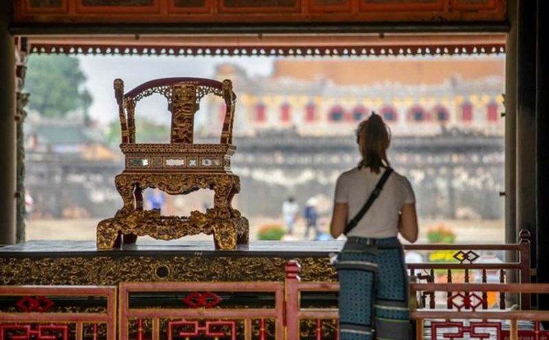The restored golden throne displayed in Ngu Phung tower has been replaced by the throne - a national treasure that was attacked at Thai Hoa Palace, Hue. Photo: Nguyen Phong.