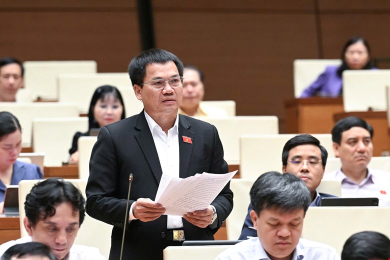 National Assembly delegate Duong Khac Mai commented on the draft Law amending and supplementing a number of articles of the Law on Vietnamese nationality. Photo: Pham Dong