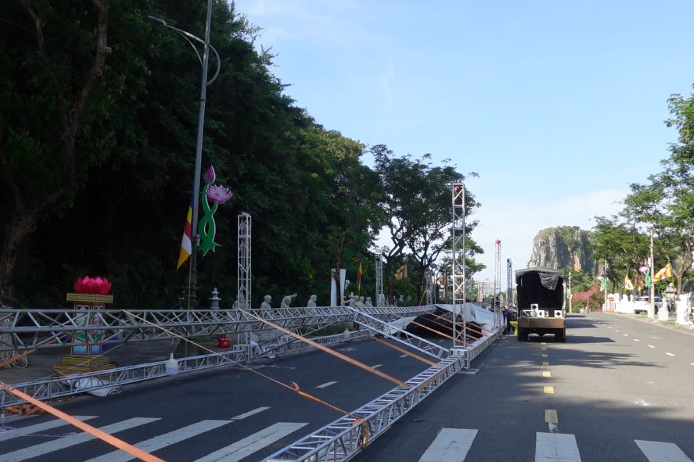 Su Van Hanh Street (el camino a Quan the Am Pagoda, Ngu Hanh Son District, Da Nang City), donde el Buda adorara al Buda del 30 de mayo al 2.6. Foto: Tran Thi
