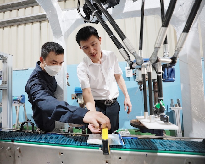 Anh Thai Binh Duong va dong nghiep dang nghien cuu, che tao robot gap bich sua. Anh: Tap doan TH. 