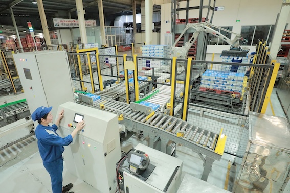 Canh tay robot xep hang tren pallet do nhung chuyen gia, ky thuat vien tre cua Nha may sua TH che tao giup thay the suc nguoi. Anh: Tap doan TH.