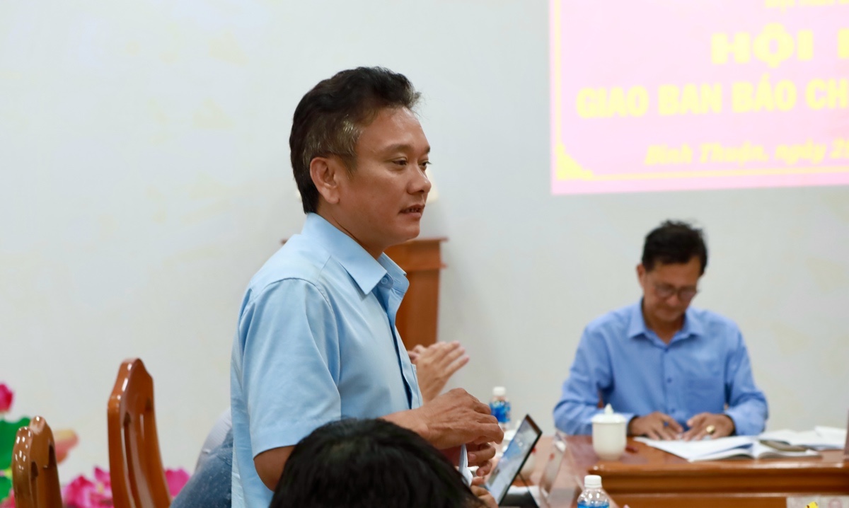 Ong Pham Ly Kha - Pho Phong Nong nghiep Moi truong huyen Tanh Linh tra loi ve van de xu ly biet thu xay trai phep, cung cap thong tin cho bao chi. Anh: Duy Tuan