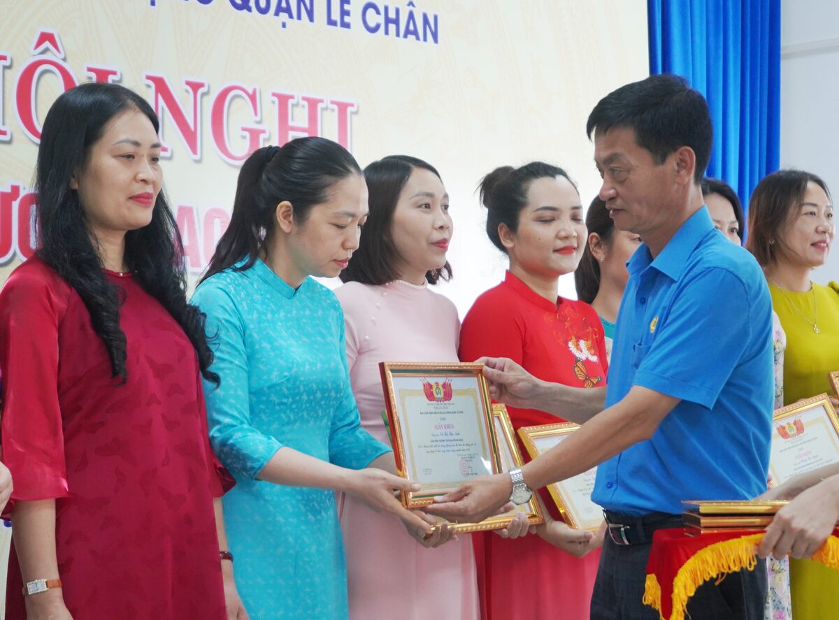 Lanh dao Lien doan Lao dong quan Le Chan trao giay khen cho cac ca nhan lao dong gioi. Anh: Mai Dung