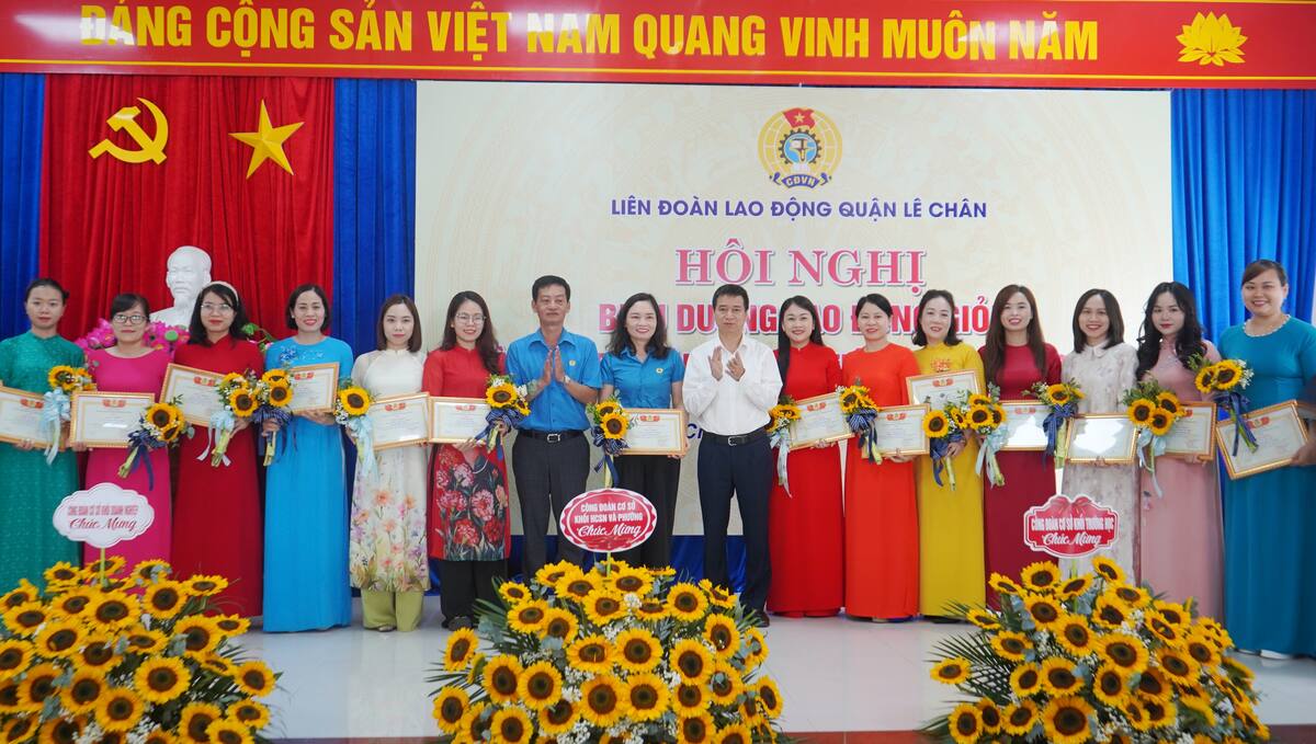 LDLD quan Le Chan bieu duong 59 lao dong gioi, 36 can bo cong doan tieu bieu. Anh: Mai Dung