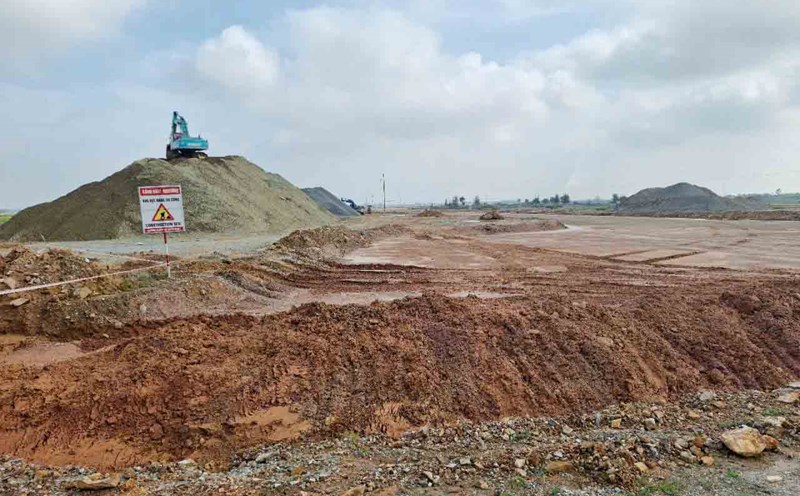 The VSIP Ha Tinh project has been gathered with large volumes of materials and focused on speeding up construction. Photo: Tran Tuan.