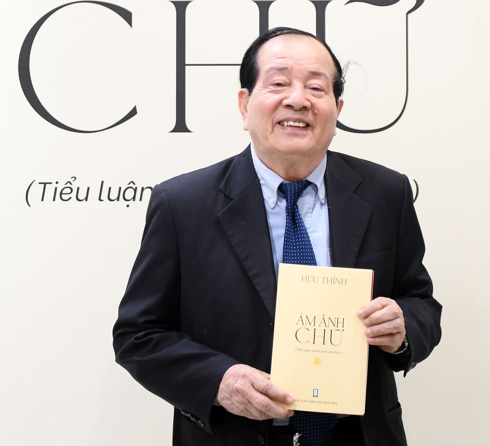 El libro "Obsesionado con la palabra" del poeta Huu Thinh fue publicado por el editor de la Asociacion de Escritores. Foto: personaje proporcionado