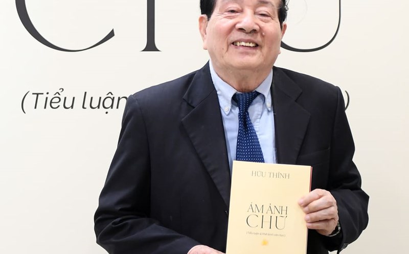 The book "A photo of the words" by poet Huu Thinh was published by the Writers' Association Publishing House. Photo: Character provided