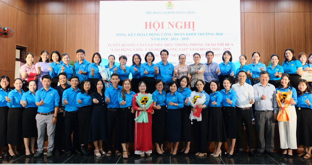 La Federacion Laboral del Distrito Cam Le, Da Nang elogio a la Union Juvenil y a los trabajadores tipicos en el movimiento de emulacion "buen trabajo, trabajo creativo". Foto: Tra Van