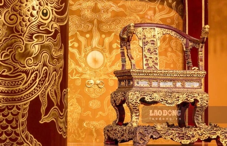 The golden throne of the Nguyen Dynasty - a national treasure - was placed in Thai Hoa Palace before being damaged. Photo: Nguyen Luan