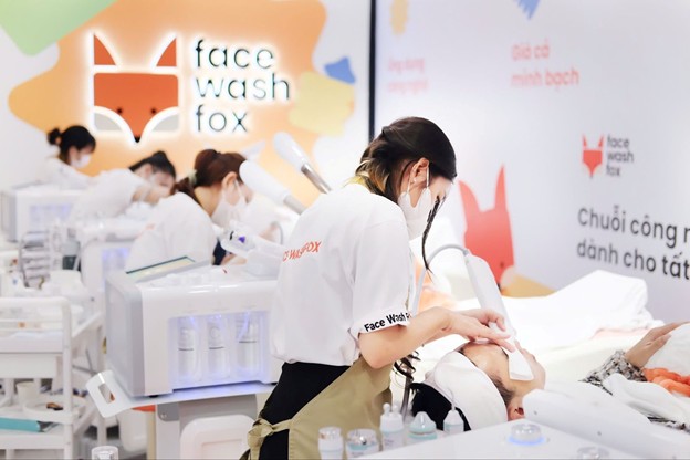 Khach hang trai nghiem dich vu tai Face Wash Fox. Anh: Face Wash Fox