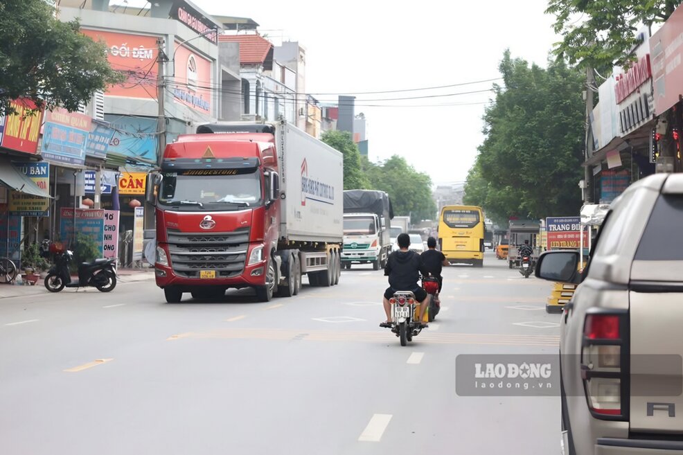 Cac xe tai, xe thung “ruc rich” tro lai Tho Tang. Anh: To Cong.