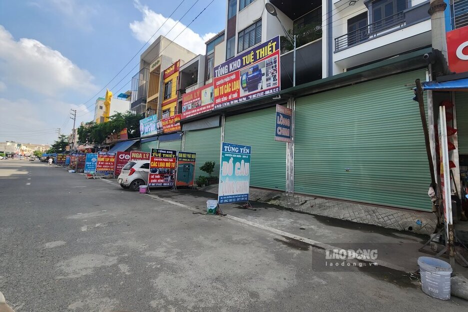 Hang loat cua hang o thi tran Tho Tang dong cua im lim. Anh chup ngay 28.5: To Cong.