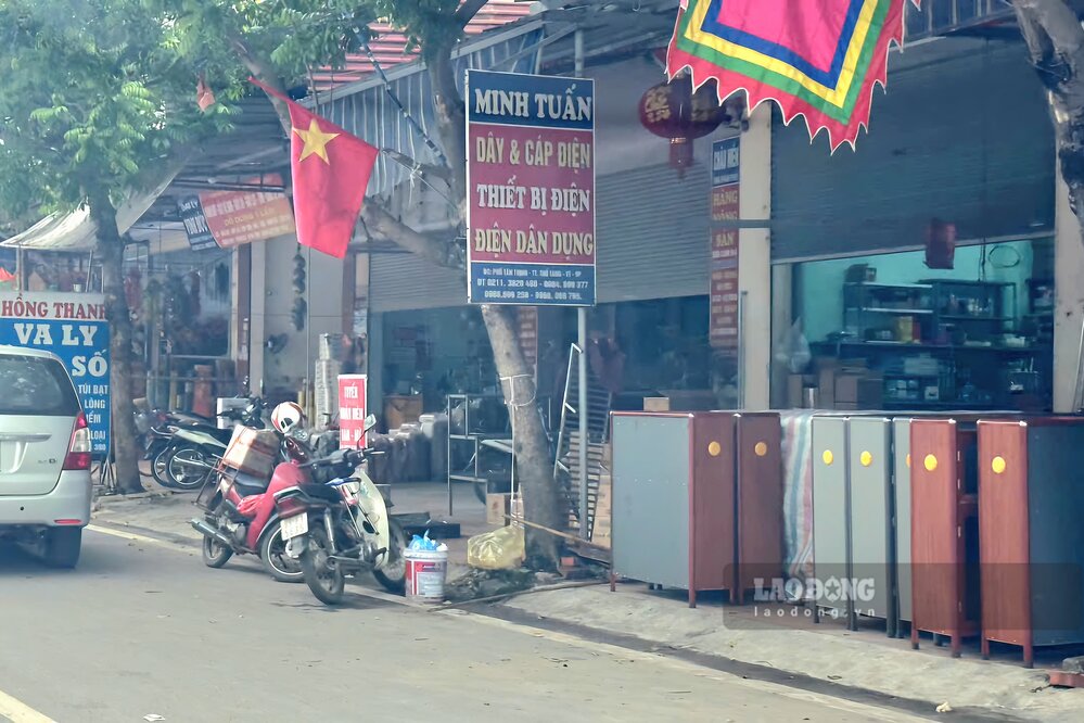 Cac cua hang da bat dau mo cua tro lai. Anh: To Cong.