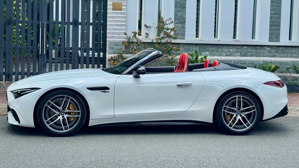 Mercedes-AMG SL43 is resold as new. Photo: Nghiem Hoang