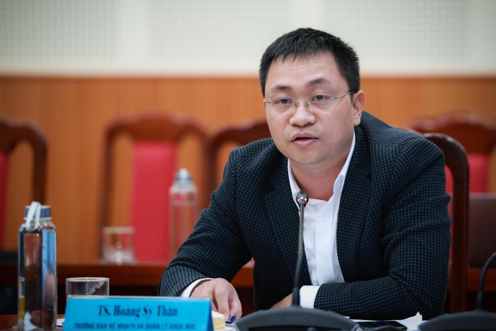 Cac chuyen gia va dai bieu trao doi ve dinh huong phat trien dien hat nhan trong tien trinh chuyen doi nang luong. Trong anh la TS. Hoang Sy Than - Truong Ban Ke hoach va Quan ly khoa hoc (Vien Nang luong nguyen tu Viet Nam). Anh: Hai Nguyen