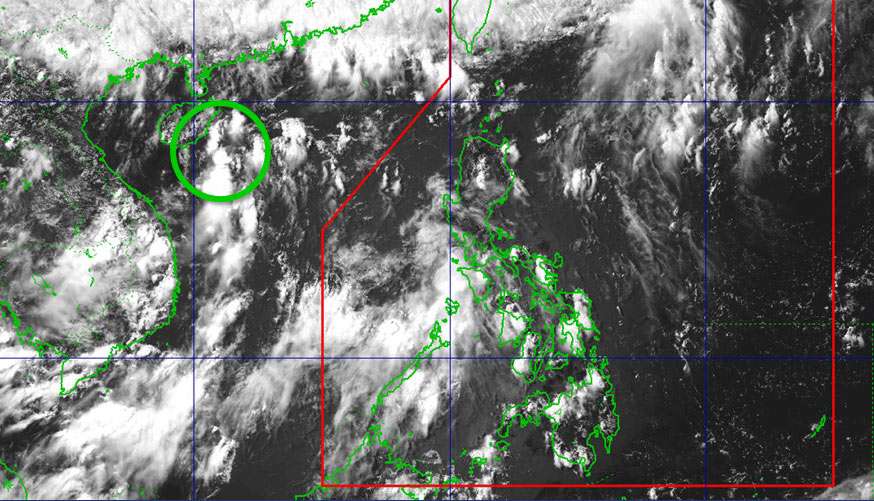 Vung ap thap tren Bien Dong dang tien sat vinh Bac Bo. Anh ve tinh: PAGASA