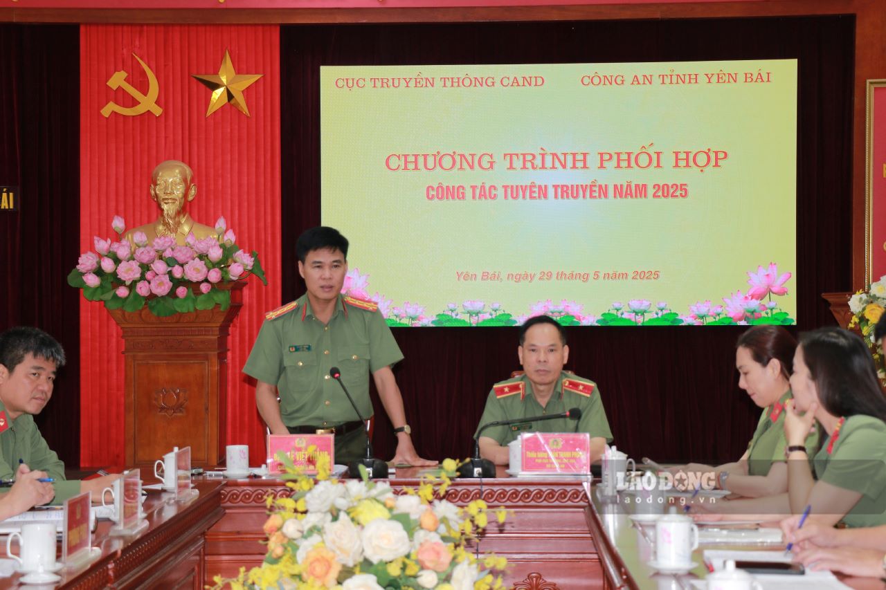 Dai ta Le Viet Thang - Giam doc Cong an tinh Yen Bai thong tin ve phong trao xoa nha tam, nha dot nat tren dia ban. Anh: Van Duc.