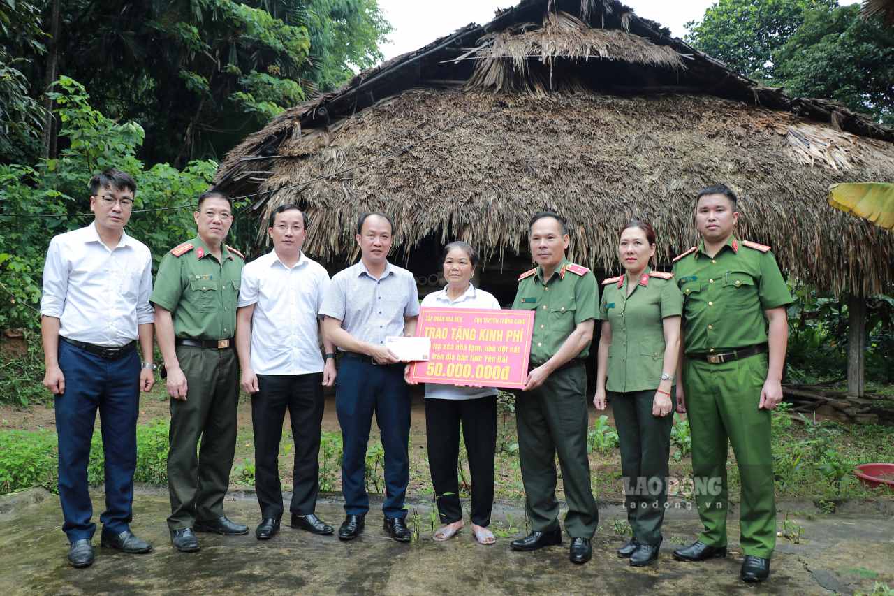 El Departamento de Policia Popular de la Policia Popular en colaboracion con la Policia Provincial de Yen Bai otorgo apoyo para borrar casas temporales y casas en ruinas a personas en Tan Huong Commune, distrito de Yen Binh. Foto: Van Duc.