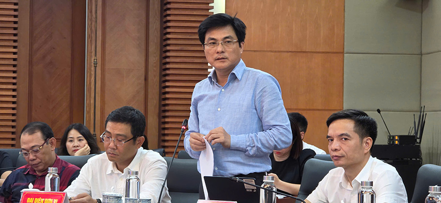 Mr. Hoang Van Duc - Deputy Director of the Hai Phong Department of Home Affairs informed about the arrangement of administrative units after the merger. Photo: Mai Chi