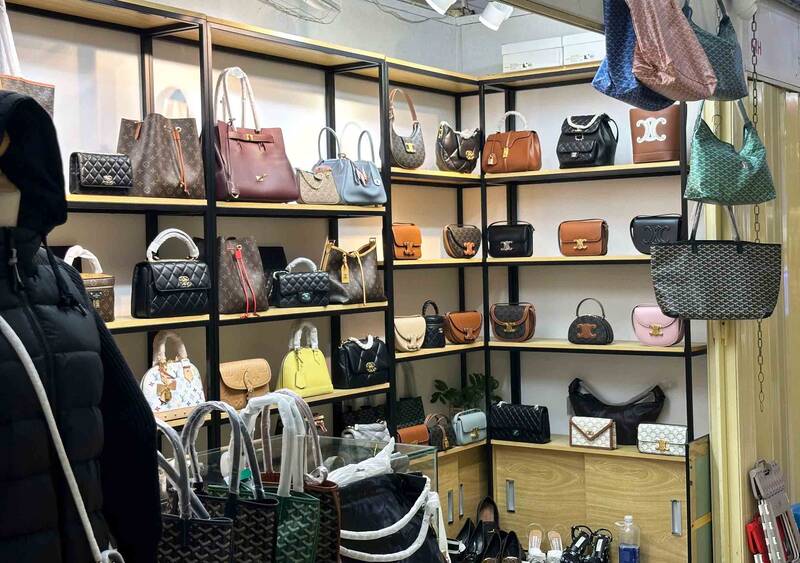 Los propietarios de establecimientos comerciales en Saigon Square no han proporcionado documentos que prueben el origen de los bienes. Foto: Ha May