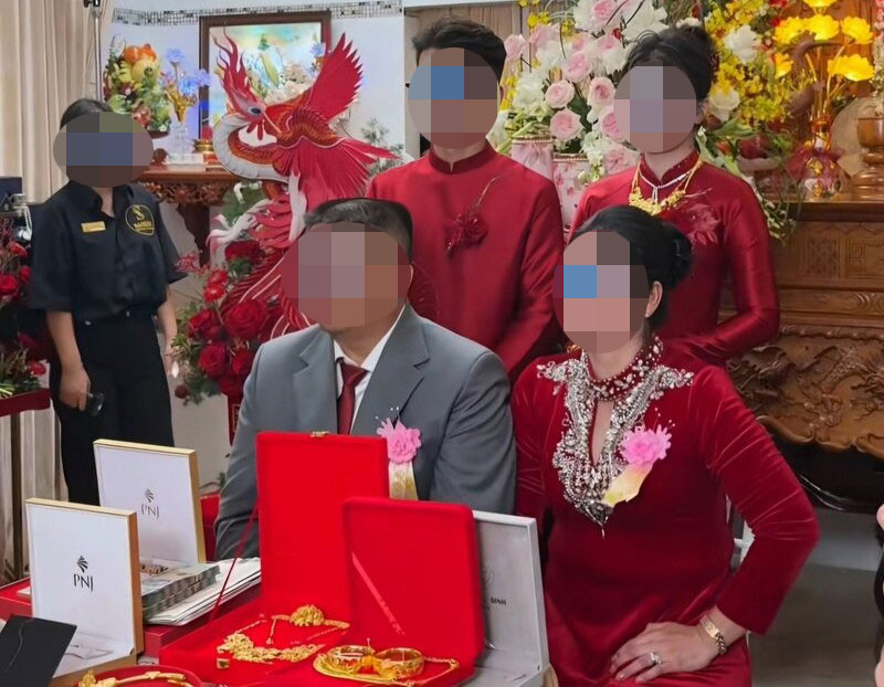 In addition to jewelry, Mr. T and his wife also gave their daughter a wedding gift of 100 incense sticks. Photo: Provided by the family.