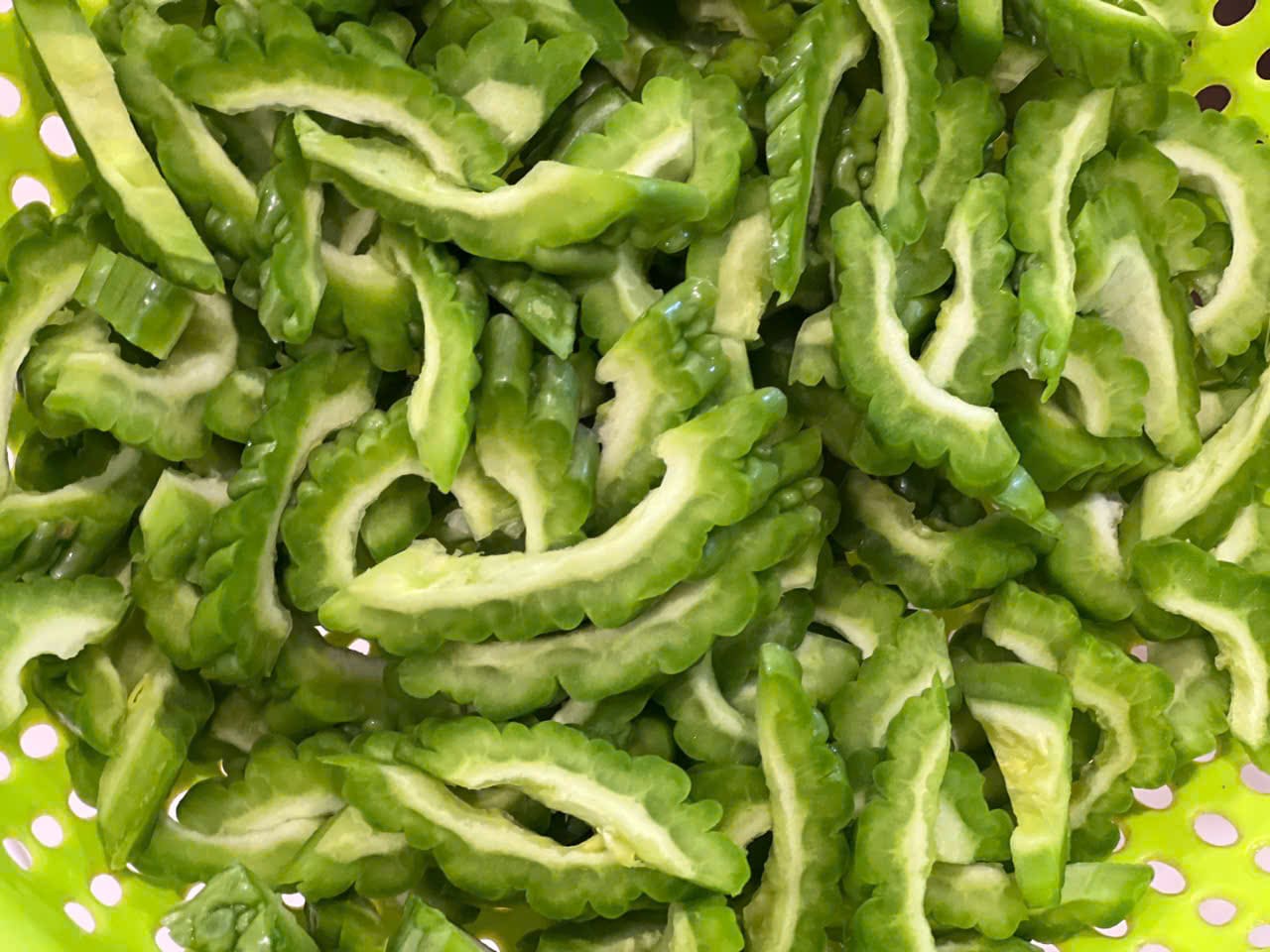 Bitter melon has a cooling effect, eliminating toxins from the liver. Photo: Quang Minh.