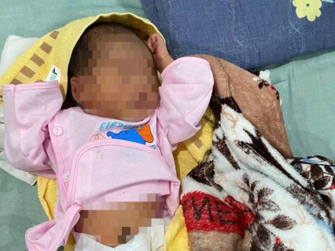 Searching for relatives of the abandoned newborn. Photo: Q. An.