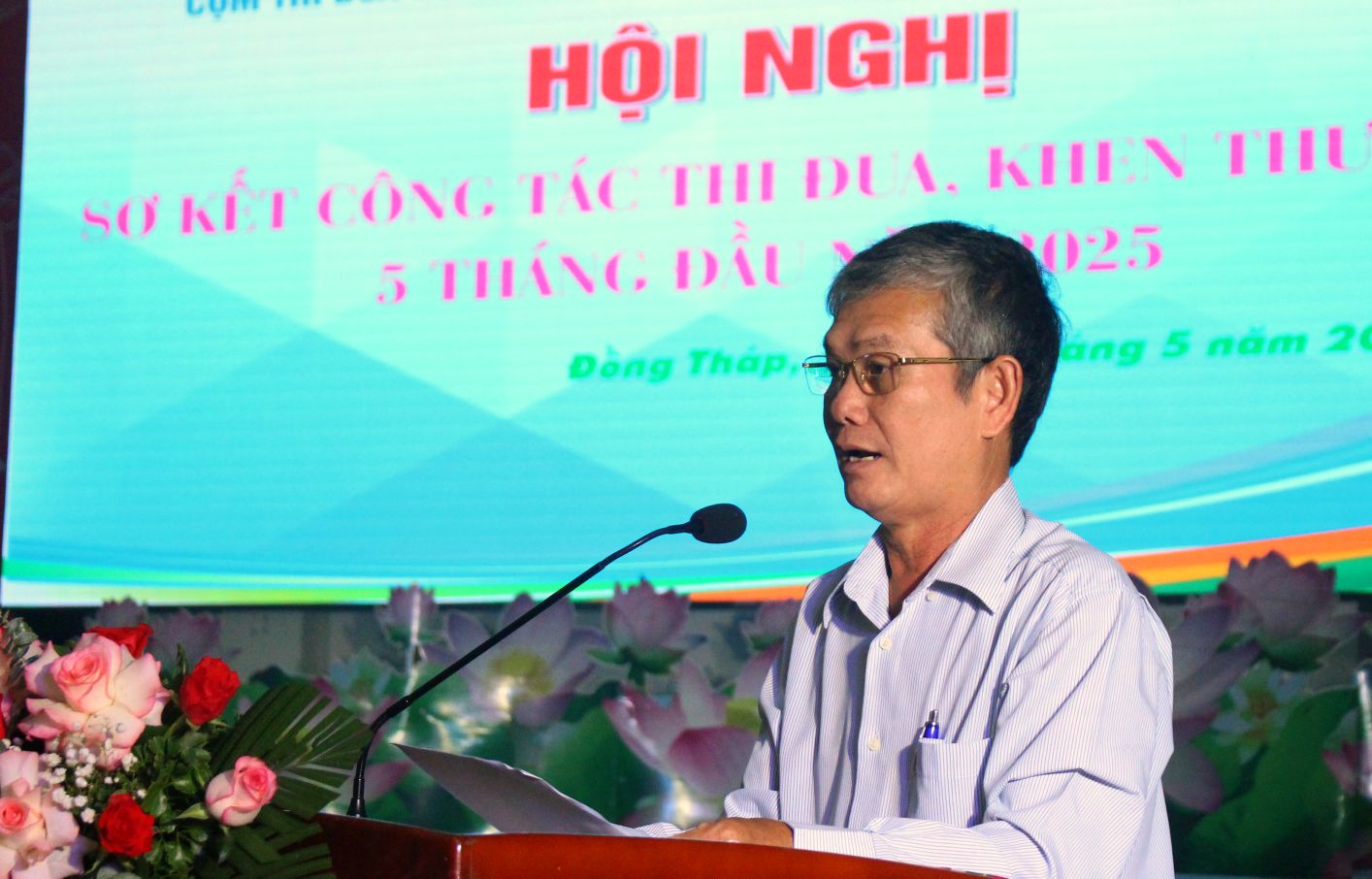 Ong Dinh Van Dung phat bieu chao mung Hoi nghi so ket 5 thang hoat dong Cong doan Cum thi dua so 10. Anh: Lam Dien 