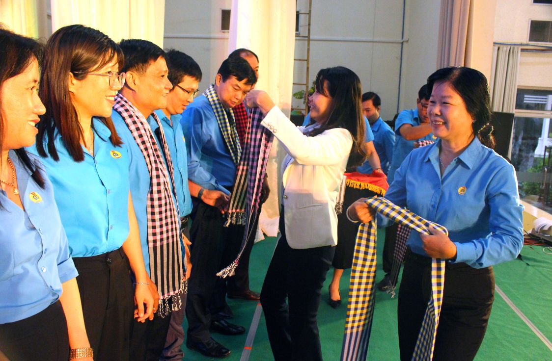 Dai dien Cum truong va Pho Cum truong Cum thi dua so 10, Bac song Hau tang khan ran cua lang nghe det truyen thong cua tinh Dong Thap. Anh: Lam Dien