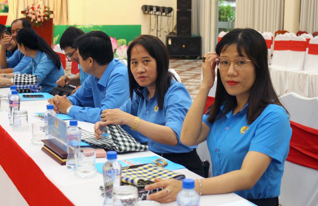 Nhieu can bo Cong doan can than xep chiec khan ran roi tran trong cat vao gio nhu mon qua y nghia. Anh: Lam Dien