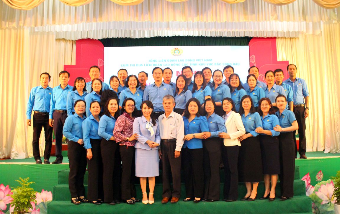 Toan doan mong muon chup tam anh tap the de luu niem. Anh: Lam Dien