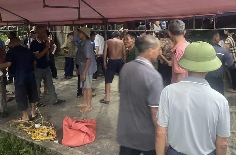 Many people came to support the family in arranging the funeral for Mr. N who was beaten to death by lightning. Photo: Hai Hoa.